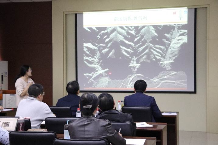 图片包含 室内, 房间, 活, 桌子描述已自动生成