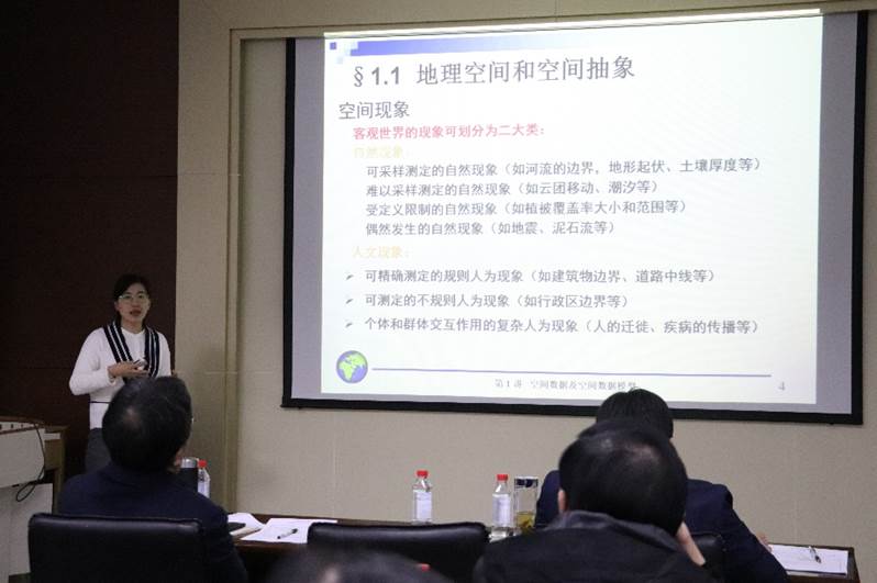 电脑屏幕前的人们描述已自动生成